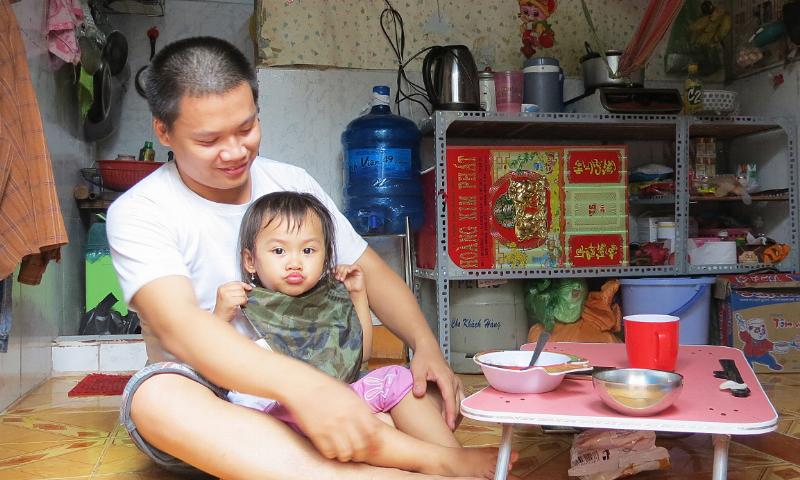 Hình ảnh minh họa quy trình đăng ký biển số xe tại cơ quan công an, bao gồm các bước nộp hồ sơ, kiểm tra xe và bấm biển số.